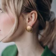 Boucles d'oreilles rondes texturées 24 mm - motif chevrons - Doré à l'or fin x2