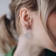 Breloque fleur 18x15 mm avec résine époxy - Argent 925 - Blanc pailleté x1