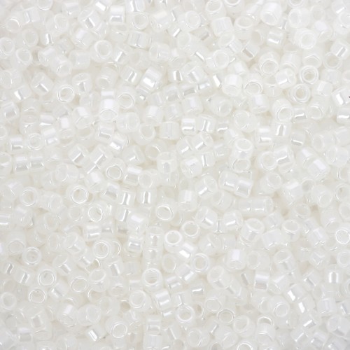 Toho Treasures 1.8 mm TO1T141 - Snowflake Ceylon x8g