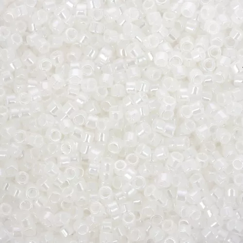 Toho Treasures 1.8 mm TO1T141 - Snowflake Ceylon x8g