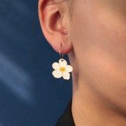 Breloque fleur Pensée 18x20 mm résine époxy - Acier inox 304L Doré - Crème x1