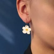 Breloque fleur Pensée 18x20 mm résine époxy - Acier inox 304L Doré - Crème x1