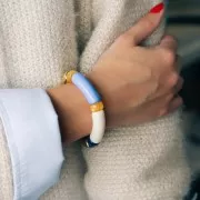 Perles séparateurs tubes incurvés - 12x8 mm en acrylique - Bleu foncé pailleté x6