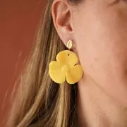 Pendentif fleur 3 pétales 42x43 mm en résine opaque - Rose x1