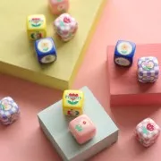 Perle cube 14 mm en acrylique - motif fleur - Rose clair - Blanc x1