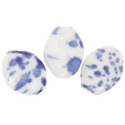 Perle torsadée 28x21.5 mm en céramique - Blanc - Tacheté bleu foncé x1