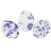 Perle torsadée 28x21.5 mm en céramique - Blanc - Tacheté bleu foncé x1