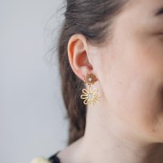 Boucles d'oreilles pendantes fleur - 34x22 mm Acier inox 304L Doré - Blanc x2