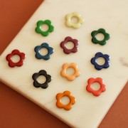 Pendentifs fleur 18 mm en métal et résine époxy - Moutarde x4