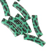 Perles tube incurvé 19x5 mm en acrylique opaque - Motif léopard - Vert - Noir x4