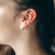 Bague d'oreille fine 13 mm effet torsadé avec boules - Placage Argent fin x1