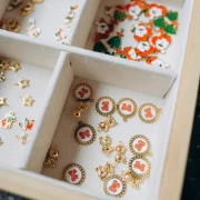 Breloque ronde 15 mm - motif noeud - résine époxy - Acier inoxydable 304L Doré x1