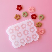 Moule en silicone Géa Creations pour réaliser des pendentifs mix de fleur 18 mm x1