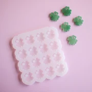 Moule en silicone Géa Creations pour réaliser des breloques trèfle 17 mm x1