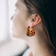 Boucles d'oreilles design 34x30 mm en acétate - Tacheté Marron clair - Marron x2