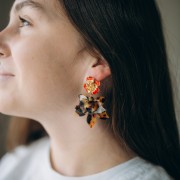 Pendentif fleur en relief 37x41 mm en acétate - Marbré Blanc x1