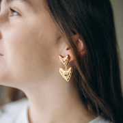 Clous d'oreilles coeur 20x17 mm avec résine époxy - Doré à l'or fin - Noir x2