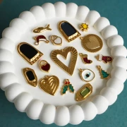 Breloque cadenas coeur 14.5x10 mm avec résine époxy - Doré à l'or fin - Rouge x1