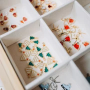 Breloque sapin de Noël 17x10 mm résine époxy - Doré à l'or fin - Vert pailleté x1