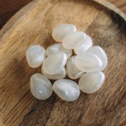Perle plate irrégulière 22x17 mm en résine translucide - Blanc nacré x1