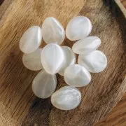 Perle plate irrégulière 25x20 mm en résine translucide - Blanc nacré x1