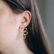 Clous d'oreilles fleur évidés 41x24 mm - Acier inoxydable 316L Doré x2