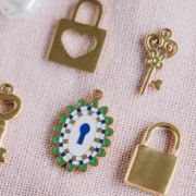 Mes bijoux DIY - Kit bijoux Collier charms Clés en Acier Inoxydable Doré