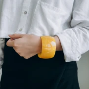 Bracelet jonc épais en résine opaque 68 mm - Marbré Miel - Blanc x1