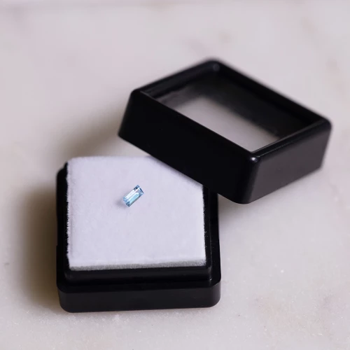 Aigue Marine rectangle 4x2 mm - 0.30 cts