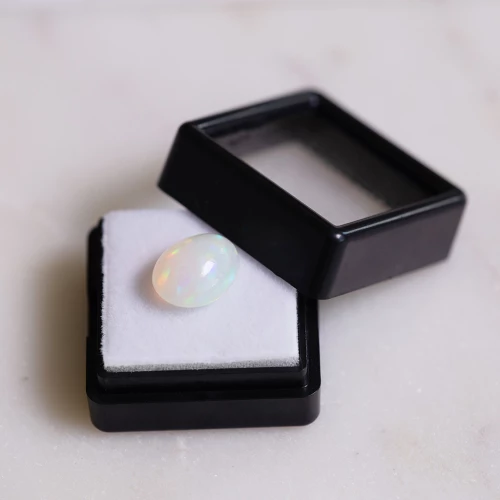 Opale d'Ethiopie ovale 11.8x9.8 mm - 2.70 cts