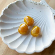 Perle baroque irrégulière en résine translucide 19x15 mm - Jaune miel marbré x1