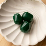 Perle baroque irrégulière en résine opaque 22x17 mm - Vert émeraude x1