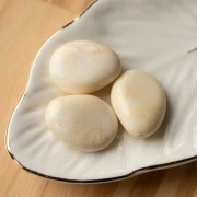 Perle plate irrégulière 25x20 mm en résine opaque - Crème marbré x1