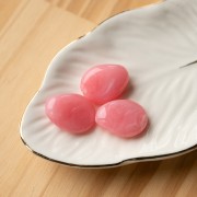 Perle plate irrégulière en résine translucide 25x20 mm - Rose foncé marbré x1