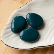 Perle plate irrégulière 25x20 mm en résine opaque - Bleu paon x1