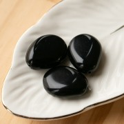 Perle plate irrégulière 25x20 mm en résine opaque - Noir x1