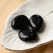 Perle plate irrégulière 25x20 mm en résine opaque - Noir x1