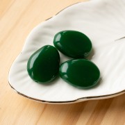 Perle plate irrégulière 25x20 mm en résine opaque - Vert émeraude x1