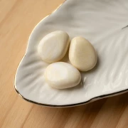 Perle plate irrégulière en résine translucide 22x17 mm - Crème marbré x1