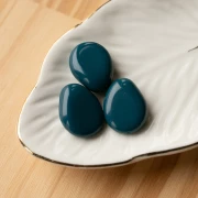 Perle plate irrégulière 22x17 mm en résine opaque - Bleu paon x1