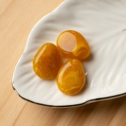 Perle plate irrégulière en résine translucide 22x17 mm - Jaune miel marbré x1