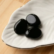 Perle plate irrégulière en résine opaque 22x17 mm - Noir x1