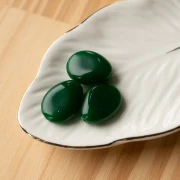 Perle plate irrégulière 22x17 mm en résine opaque - Vert émeraude x1