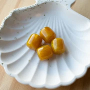 Perles tubes 16x14 mm en résine translucide - Jaune miel marbré x4