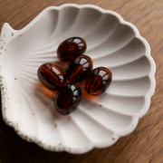 Perle olive 21x15 mm en résine translucide - Ambre marbré x1