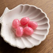 Perle olive 21x15 mm en résine translucide - Rose foncé marbré x1