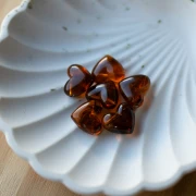 Perles coeur 13x15 mm en résine translucide - trou horizontal - Ambre marbré x6