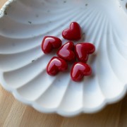 Perles coeur 13x15 mm en résine opaque - trou horizontal - Rouge foncé x6