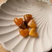 Perles coeur 13x15 mm en résine translucide - trou horizontal - Abricot marbré x6