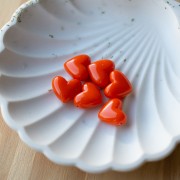 Perles coeur 13x15 mm en résine opaque - trou horizontal - Orange x6